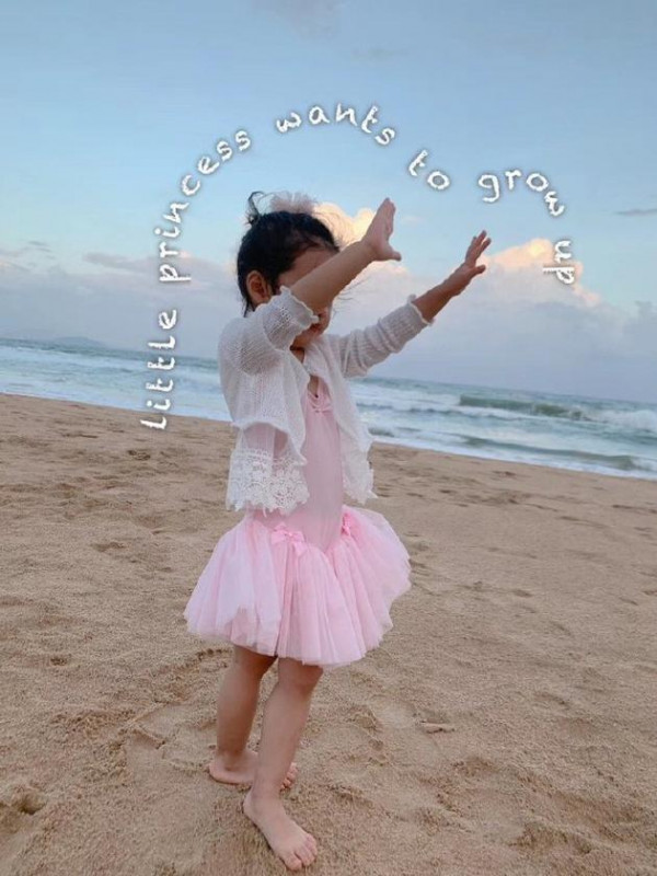 陈赫晒照为3岁女儿庆生 安安光脚在海边沙滩上玩耍