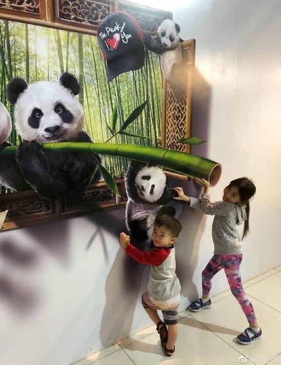 李小鹏感慨时代代沟 奥莉和弟弟与“大熊猫”合影