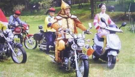 明星片场时的真实模样， 皇上这是骑车去看大清江山吗？